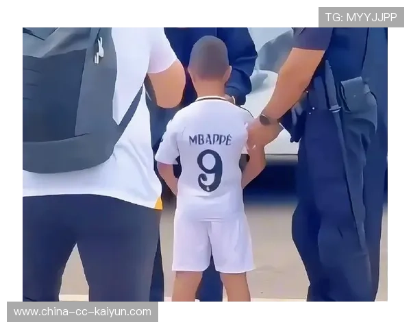 姆巴佩街头帮小孩签名，粉丝暖心留言不断