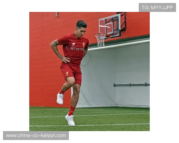 利物浦借助交叉跑动多次切入禁区,撕裂防线展现战术精妙 利物浦借助交叉跑动多次切入禁区,撕裂防线展现战术精妙