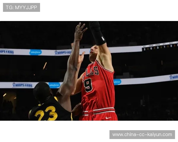 勇士球星反手上篮点燃主场气氛