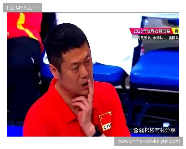 教练在训练中逼迫球员完成高强度对抗，意图明确